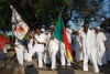 Les participants faisant le chemin du retour en tenant le drapeau du Bénin © Collection privée avec permission de Norluck Dorange